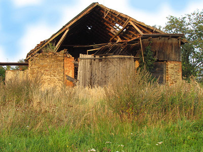 村边废弃的谷仓废墟破旧的农舍图片