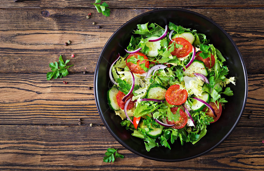 素食沙拉配西红柿黄瓜红洋葱和莴苣叶的顶部视图健康的夏季维生素菜单素食蔬菜食品图片