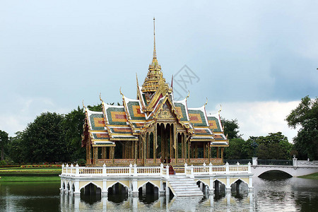 水中央的泰国馆图片