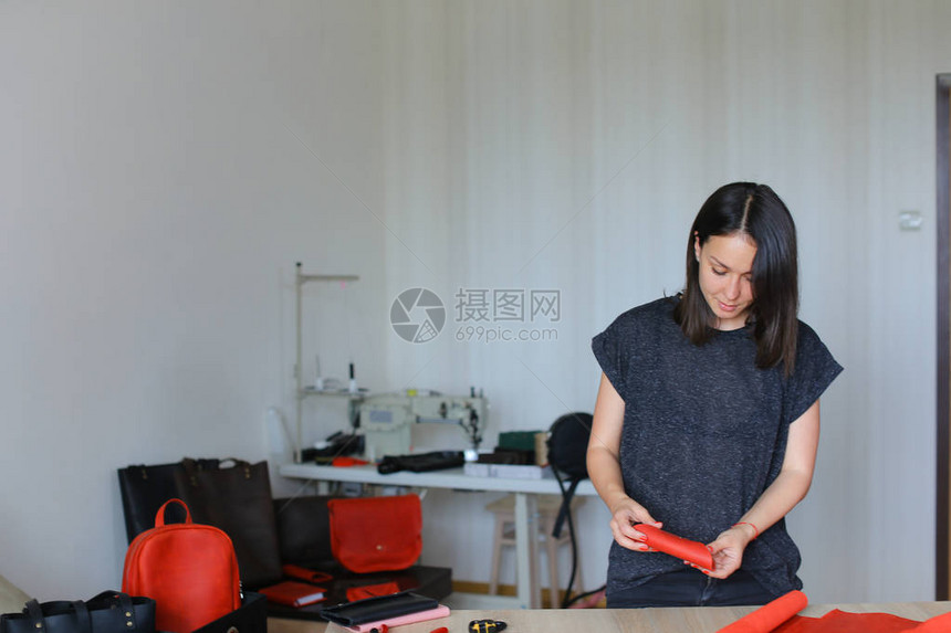 女手工艺人制作红皮钱包在小屋创意手工产品和家图片