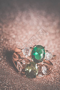 用绿色石头装饰的珍贵金戒指图片