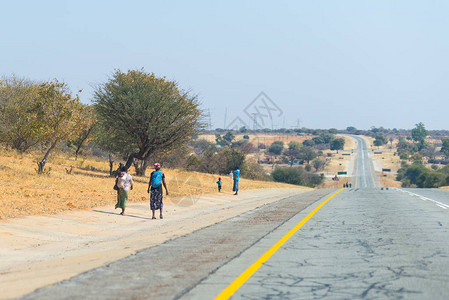 在非洲纳米比亚人口最多的地区卡普里维地带农村的路图片