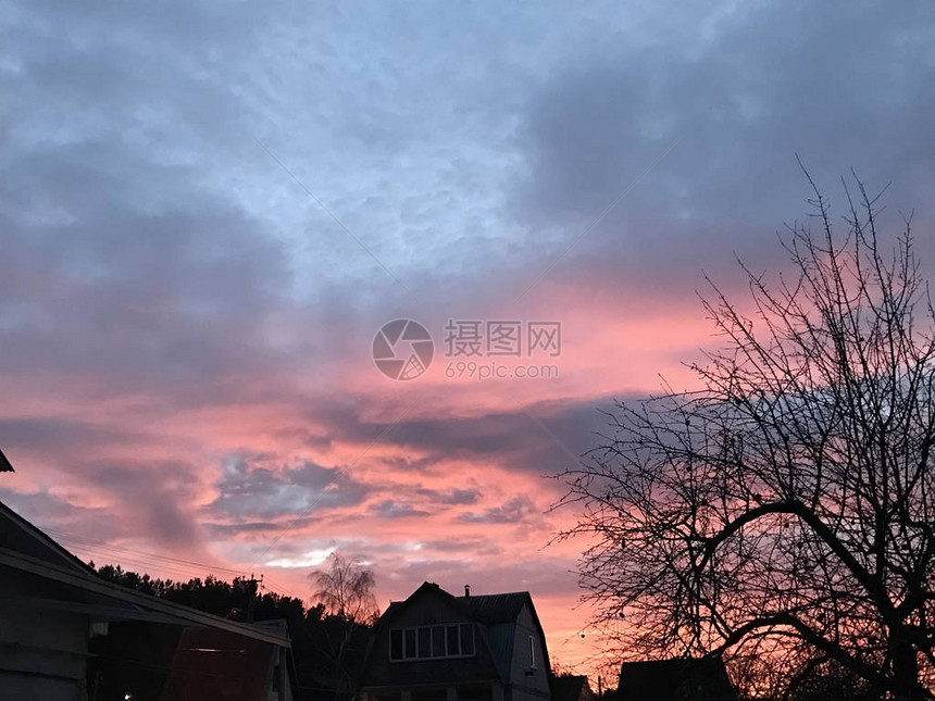 乡村橙紫色的夕阳图片