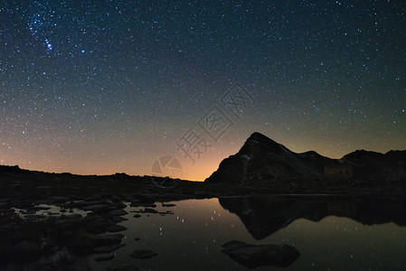 阿尔卑斯山高空的湖上反射着天体星空猎图片