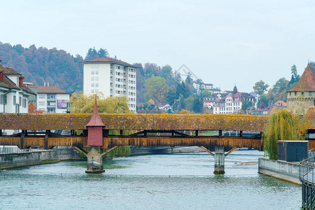 瑞士卢塞恩湖和Spreuer桥水位的调节涨水量高清图片