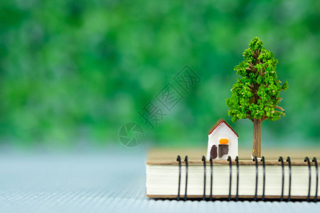 有笔记本储蓄银行房屋贷款和房地产概念想法的小型模图片