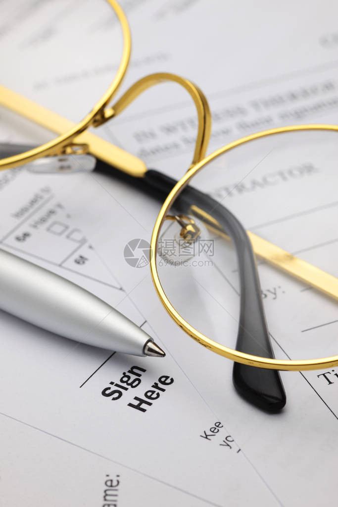 在此用眼镜和圆珠笔在商务文件上签名签名或协议概念Ainfo图片