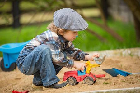 小caucasian男孩在沙坑里玩耍漂亮的金发四岁男孩图片