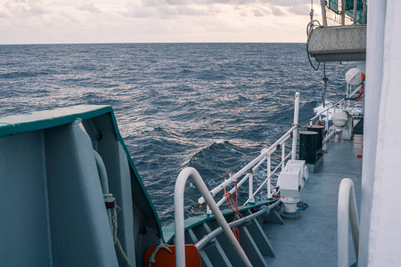 船舶或船只对海洋的观察海上重值工作高清图片