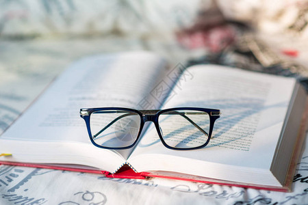书和眼镜的文学概念放在房背景图片