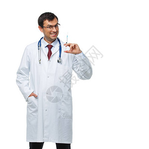 穿着白大衣的英俊医生拿着针筒在白色背景上被隔离复制空间图片