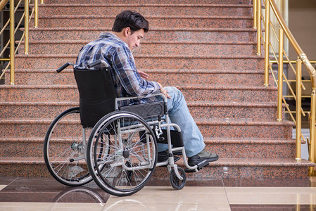 使用轮椅的残疾人在图片