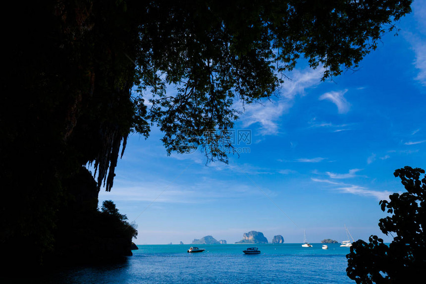 泰国南部Krabi热带PhraNangRailay海滩的景象陆地景观与船只图片