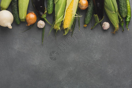 玉米锌茄子绿辣椒黄瓜和洋葱图片