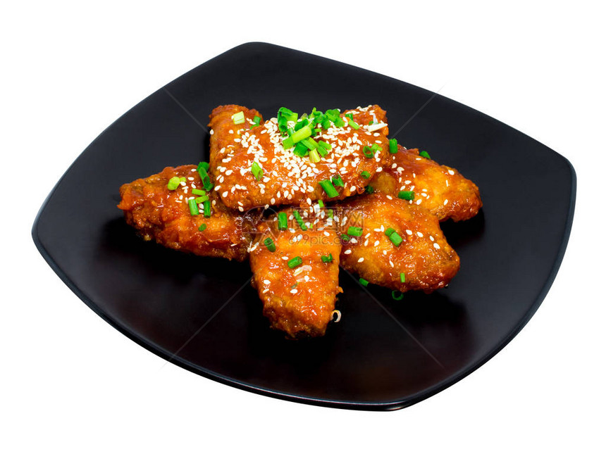 白底黑碗上吃着韩国香肠的炸鸡孤立图片