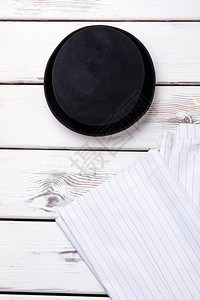 女黑帽子和白裤子白色木头背景的图片