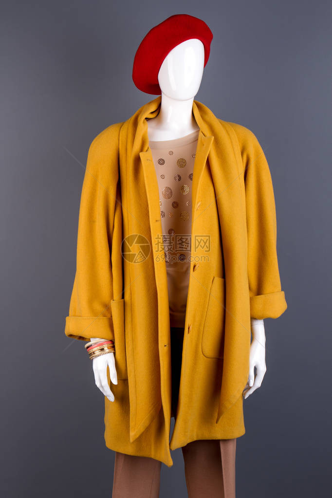 模特身上的现代秋装穿着羊绒大衣和红色贝雷帽的女模特时图片
