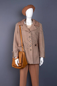 棕色贝雷帽和手提包女时装服图片