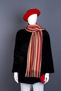 红色贝雷帽围巾和黑色外套穿着黑色衣服和红色配饰的女模特女图片