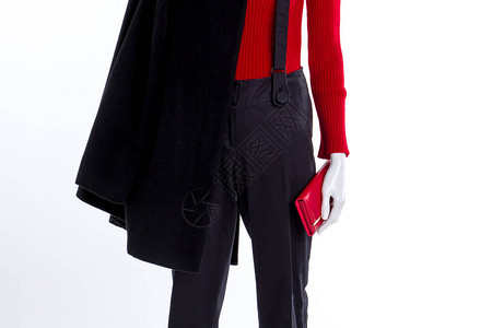 黑色外套裤子和红色钱包特写红色女毛衣黑色长裤和背景图片