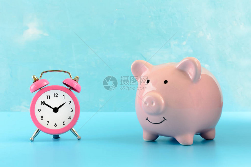 一个蓝背景的粉色猪银行图片