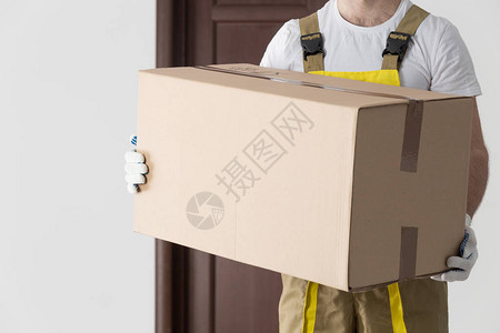 带大箱子的送货员专业移动货物背图片