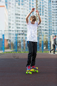 男孩在黄色滑板上滑冰图片