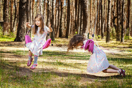 两个穿裙子的小女孩正在公园图片