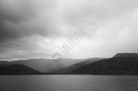 有山的水湖在黑白图片