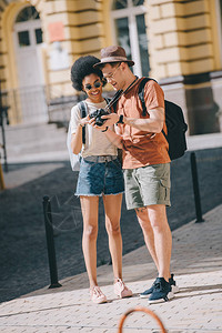 年轻旅游者在照相机屏幕上拍照的一图片