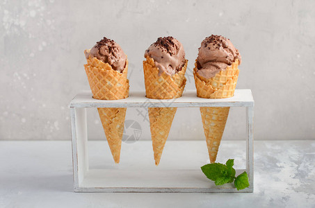 巧克力冰淇淋和巧克力屑图片