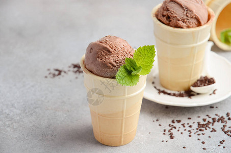 巧克力冰淇淋和巧克力屑图片