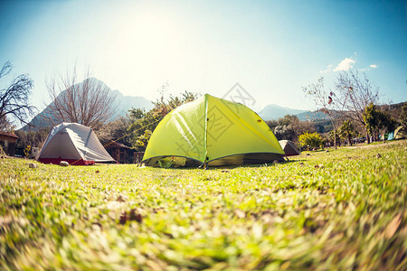 在山上露营对美丽的山帐篷山村的游客前往风图片