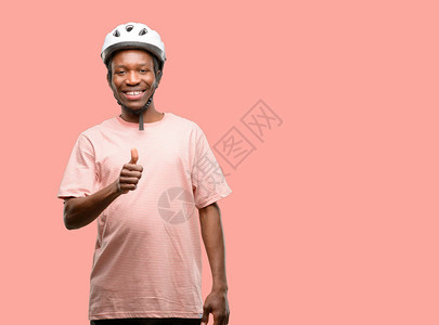 黑色男子身戴自行车头盔图片