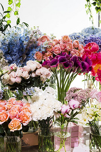 在花店柜台的花瓶里和其他丰富多彩多样的图片