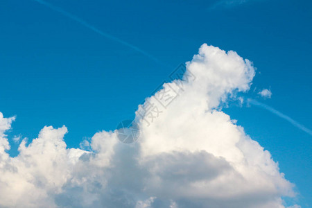 阳光明媚的日子厚的云层白云图片