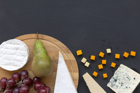 在黑暗背景上尝奶酪和水果浪漫食品复制空间平躺着从上图片