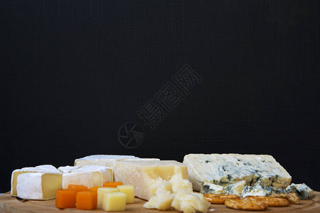 品尝奶酪和椒盐脆饼葡萄酒的食物特写图片