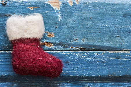 圣诞老人或圣诞节靴子用木制的破旧黑皮卡图片