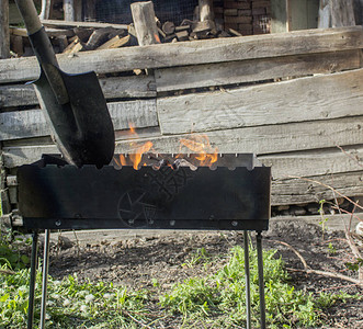 为烧烤准备煤炭大铲子与烧柴混在一起小图片