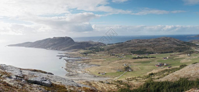 海湾与渔村和岛屿山的海景雨快到了鸟瞰海湾与渔村独特的斯堪的纳维图片