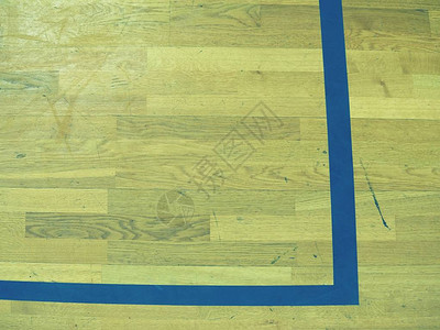 在篮球场上绘制的木质地板和硬木板图片