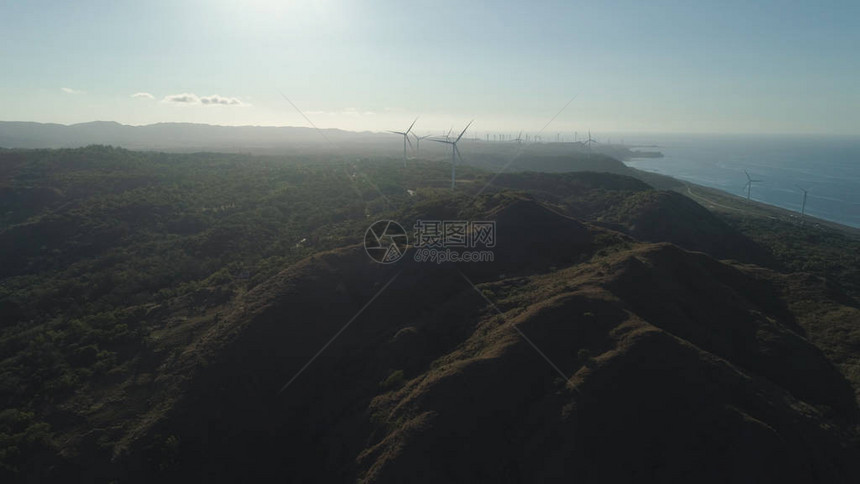 日出时在海边发电的风车鸟瞰图菲律宾北伊罗戈的班吉风车生态景观图片