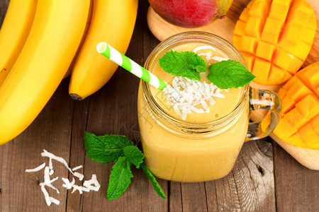芒果香蕉椰子冰淇淋玻璃杯中的椰子生图片