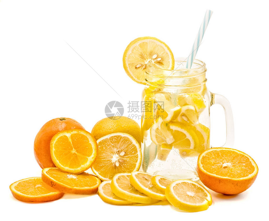 柠檬汁在一个石匠罐子中的柠檬水加一个饮料稻草装饰图片
