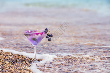 海滩上的一杯清凉夏日饮品图片