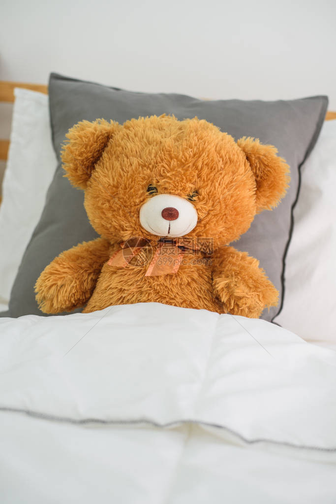 床上的泰迪熊图片