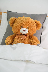 床上的泰迪熊图片