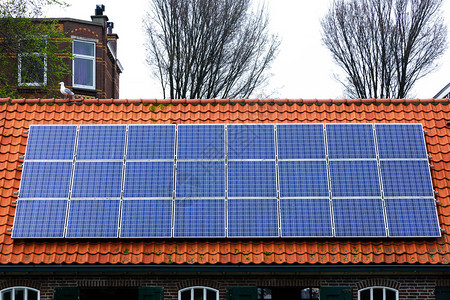 红瓷屋顶有太阳能电池板旧房子的图片