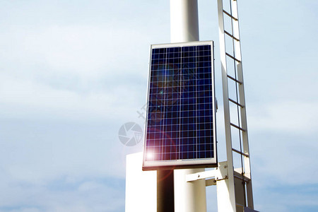 灯塔顶部的太阳能电池板信标上的太阳能转图片